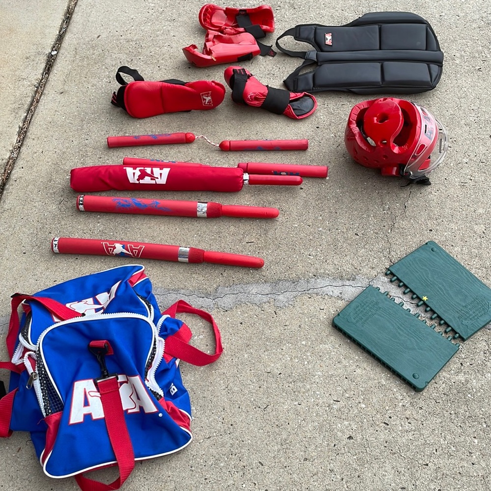 ATA TAEKWONDO KARATE MARTIAL ARTS SPARRING GEAR & BAG YOUTH SIZE